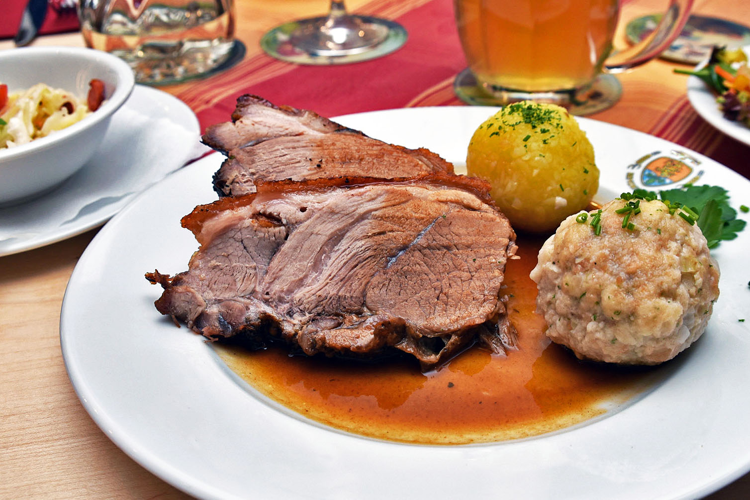 Schweinsbraten mit Knödel und Krautsalat